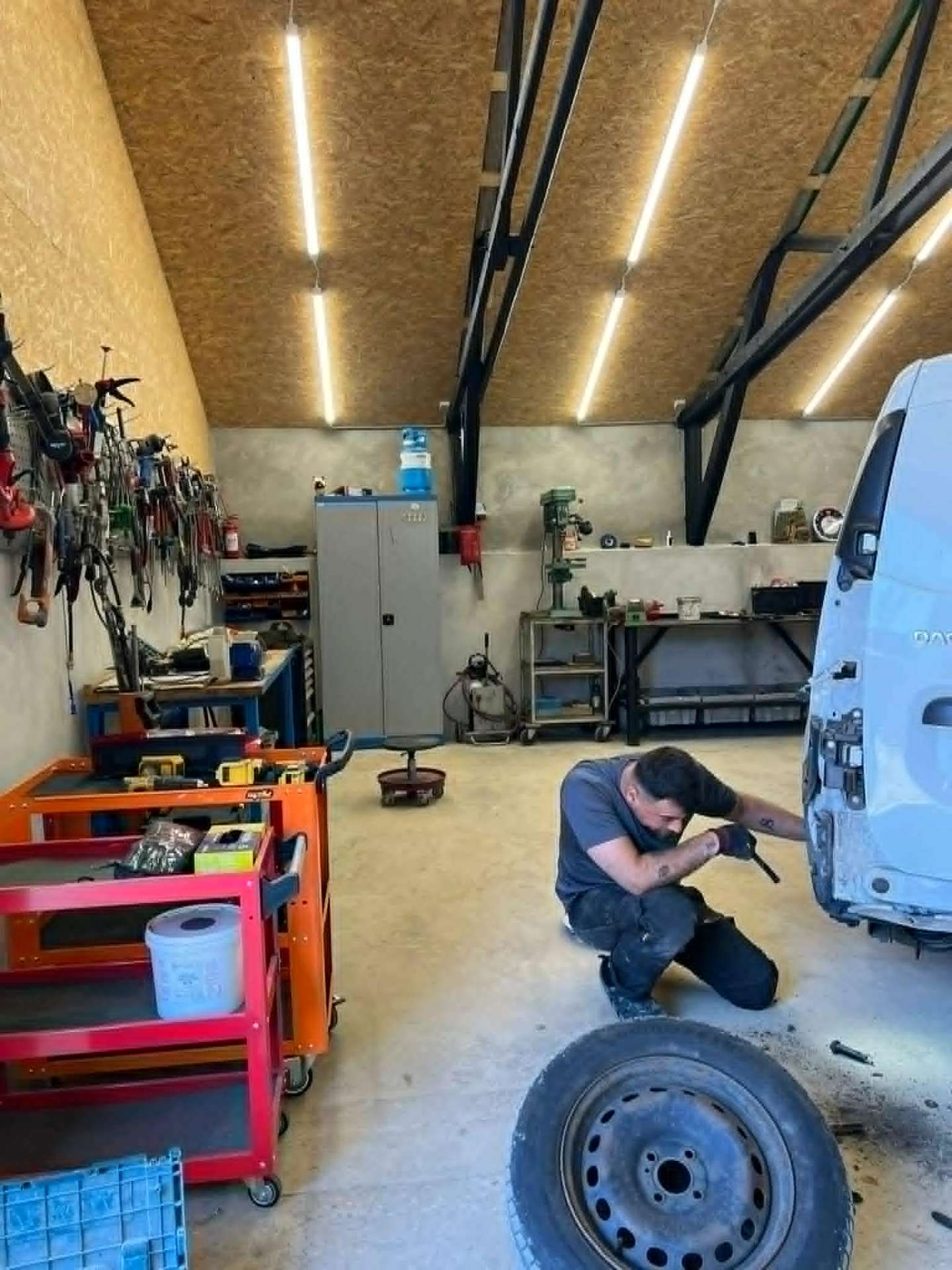 Fanar i gang med reparation på en varevogn