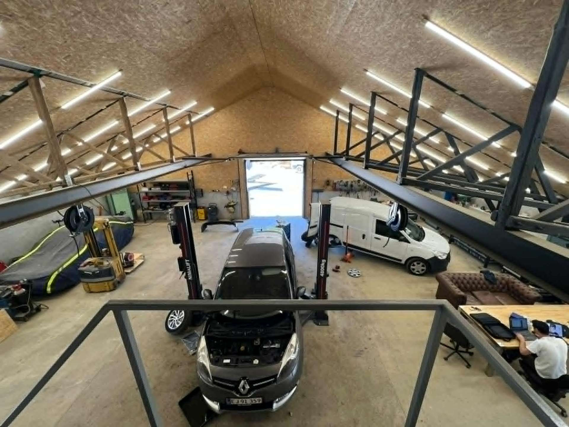 Autoteknik Tebstrup værksted med biler på lift